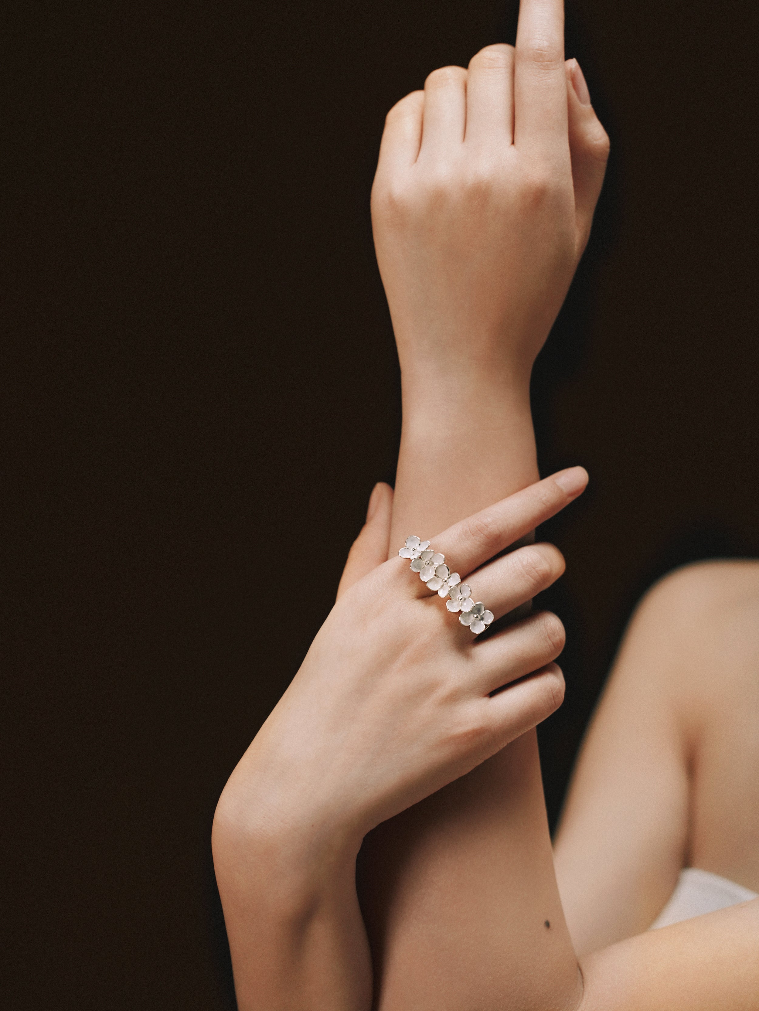 Nanyang Porcelain White Double-Finger Floral Ring