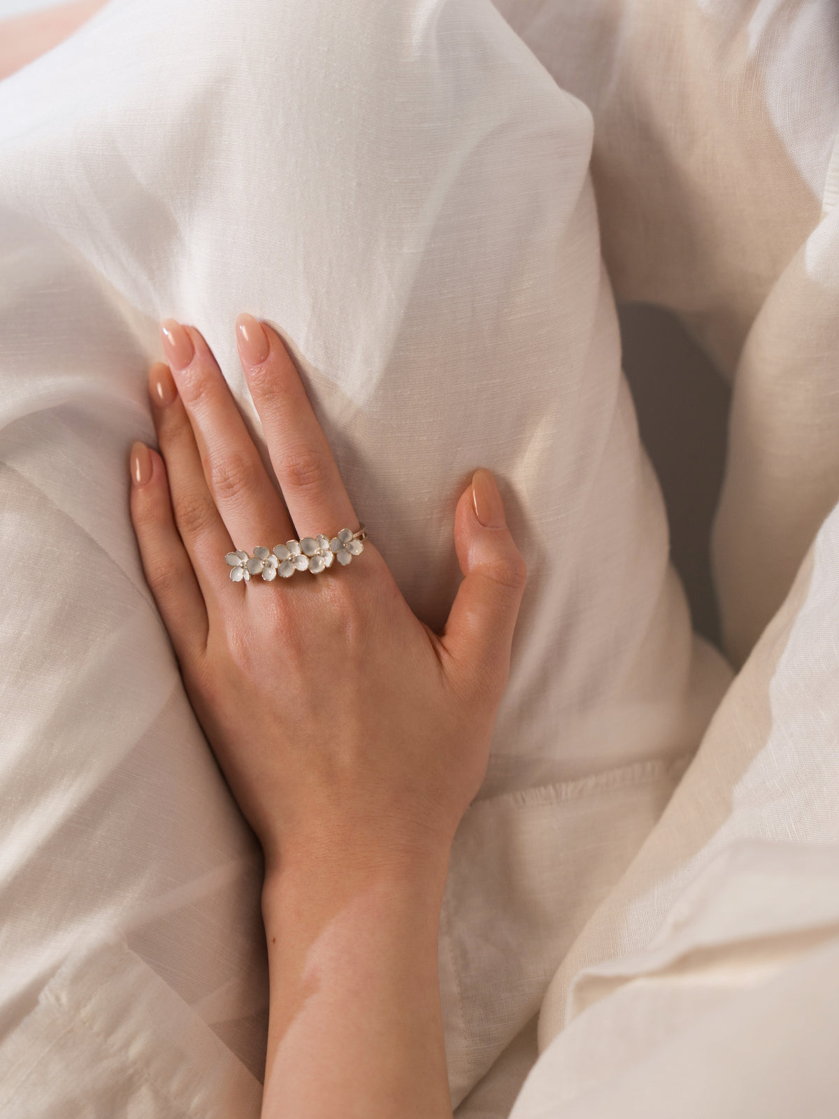 Nanyang Porcelain White Double-Finger Floral Ring