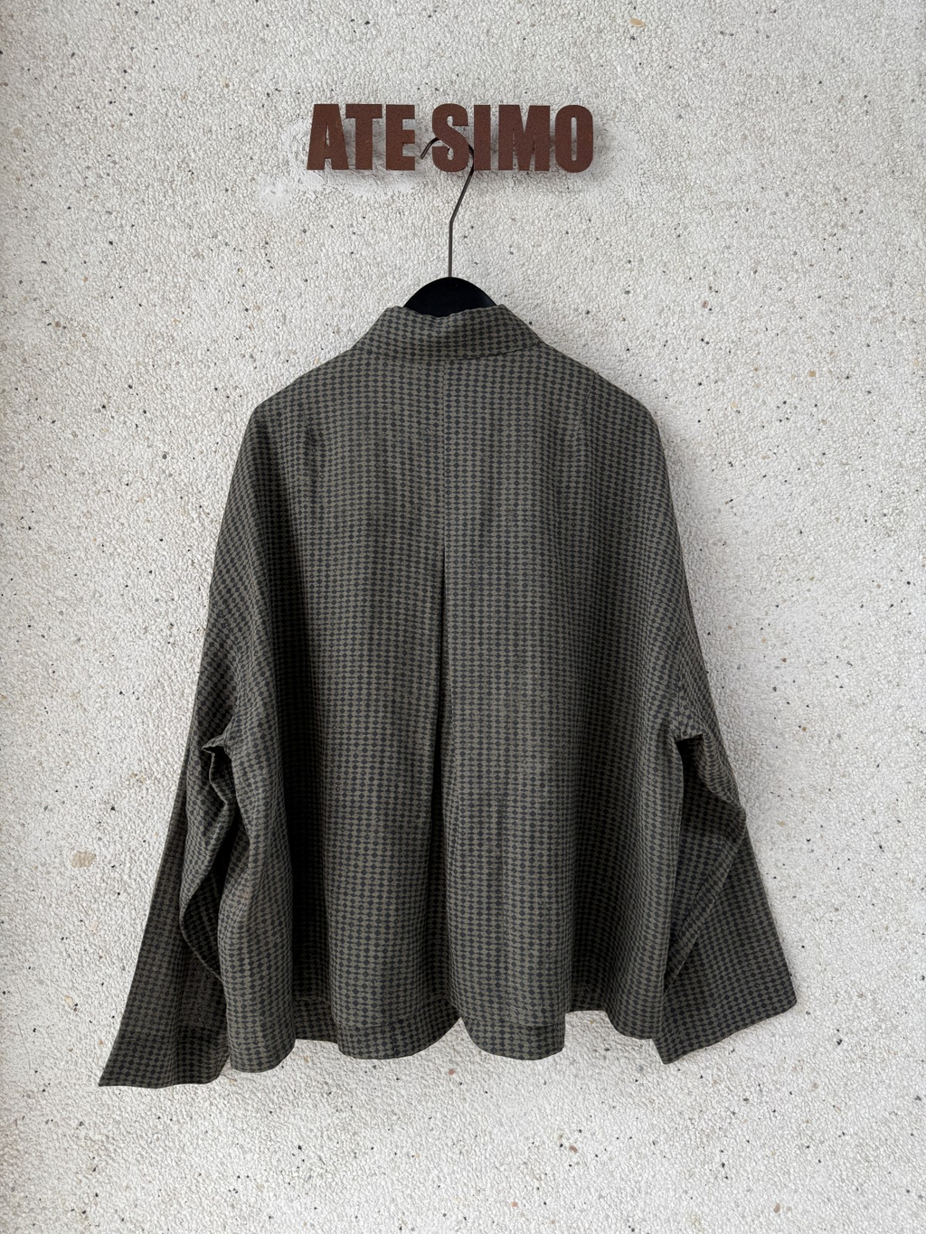 Collared cropped long-sleeve shirt