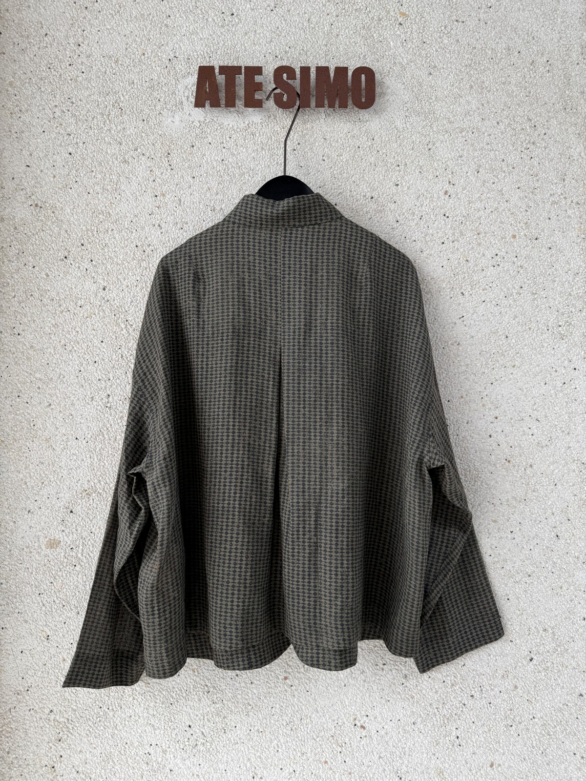 Collared cropped long-sleeve shirt