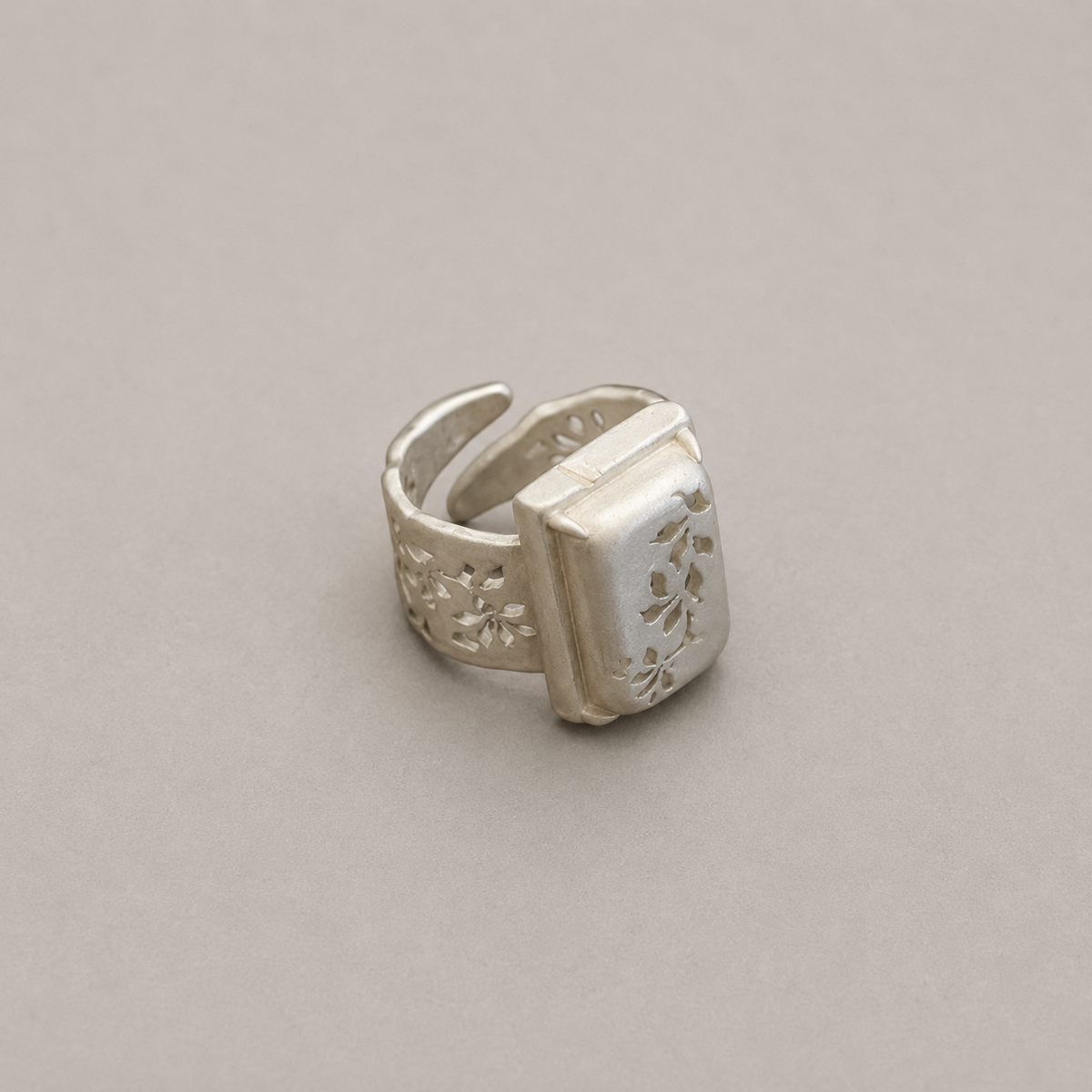 Cubic Leaf Carved Ring