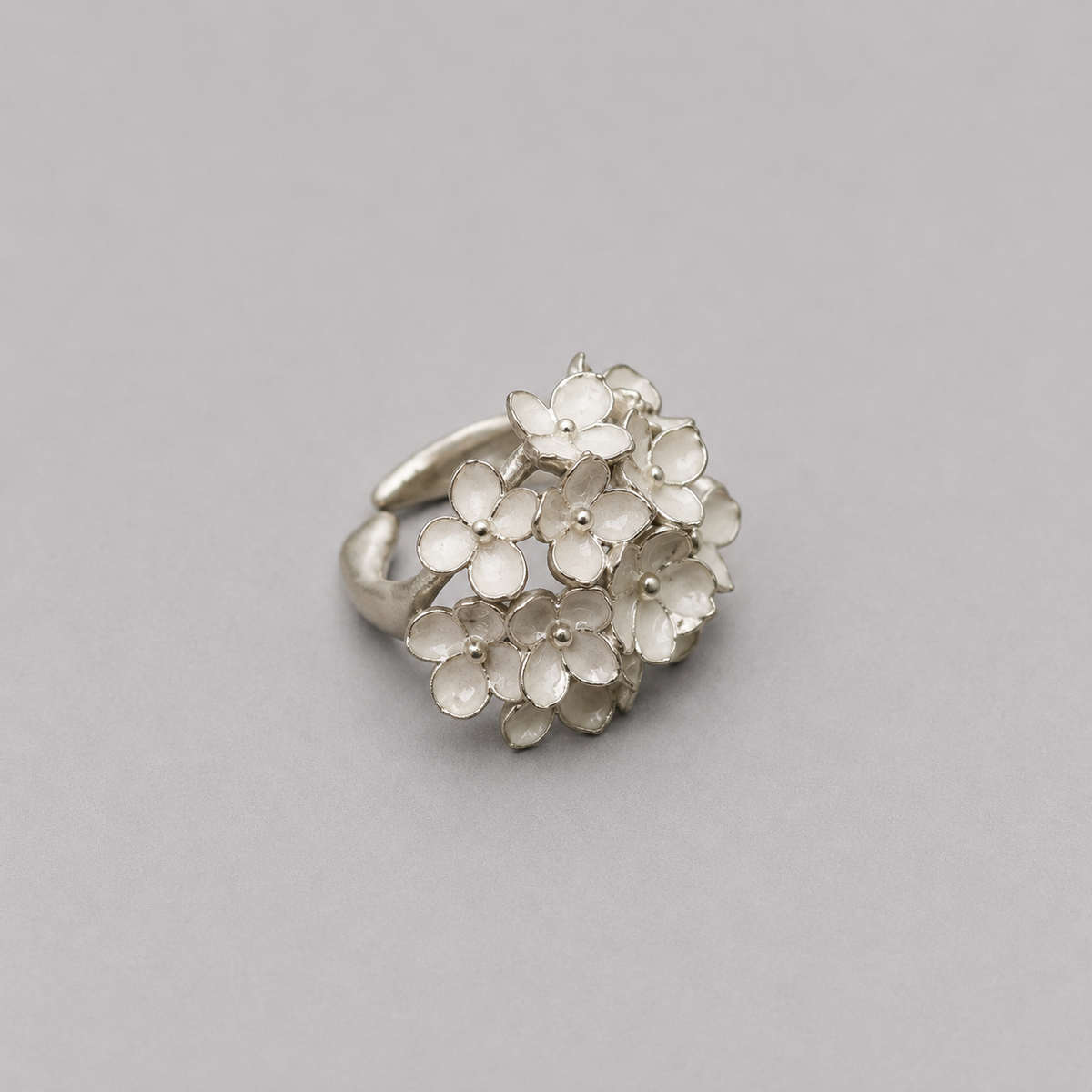 Nanyang Porcelain White Dome Floral Ring