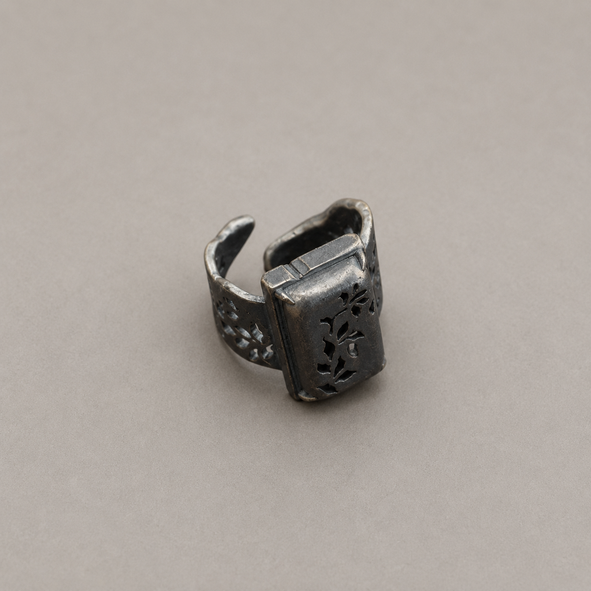 Cubic Leaf Carved Ring