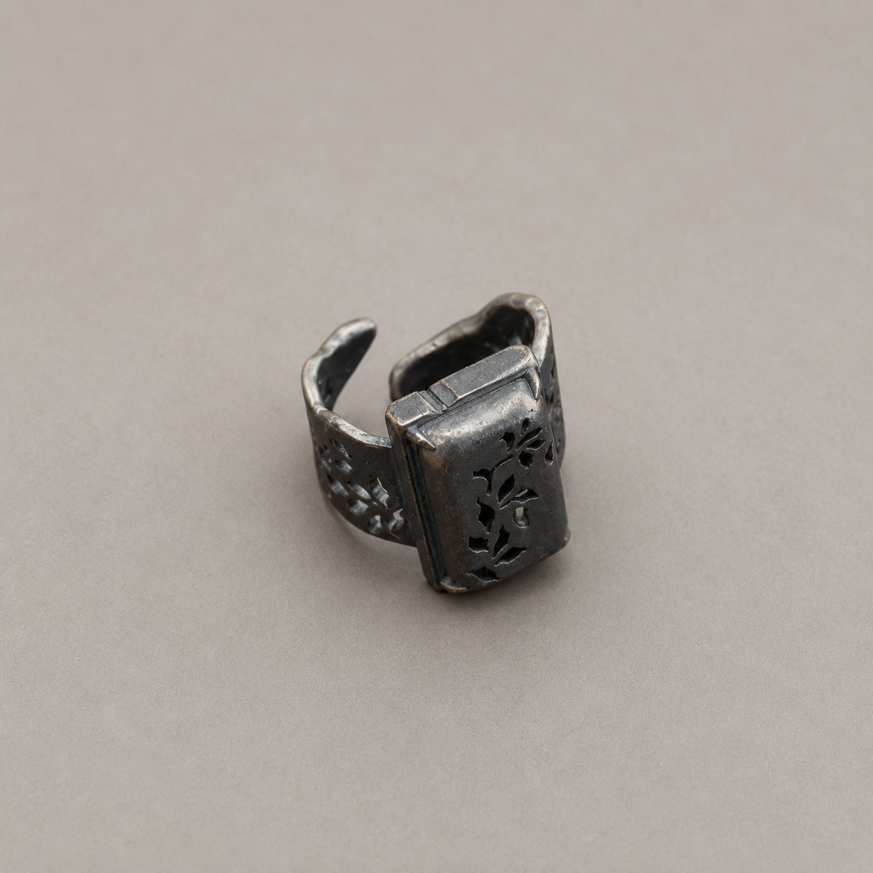 Cubic Leaf Carved Ring