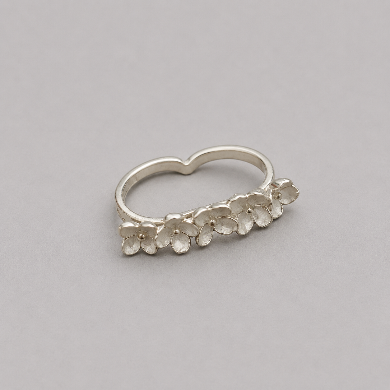 Nanyang Porcelain White Double-Finger Floral Ring